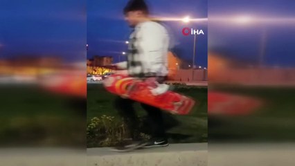 Trafik ışıklarında bekleyen otomobil alev alev yandı