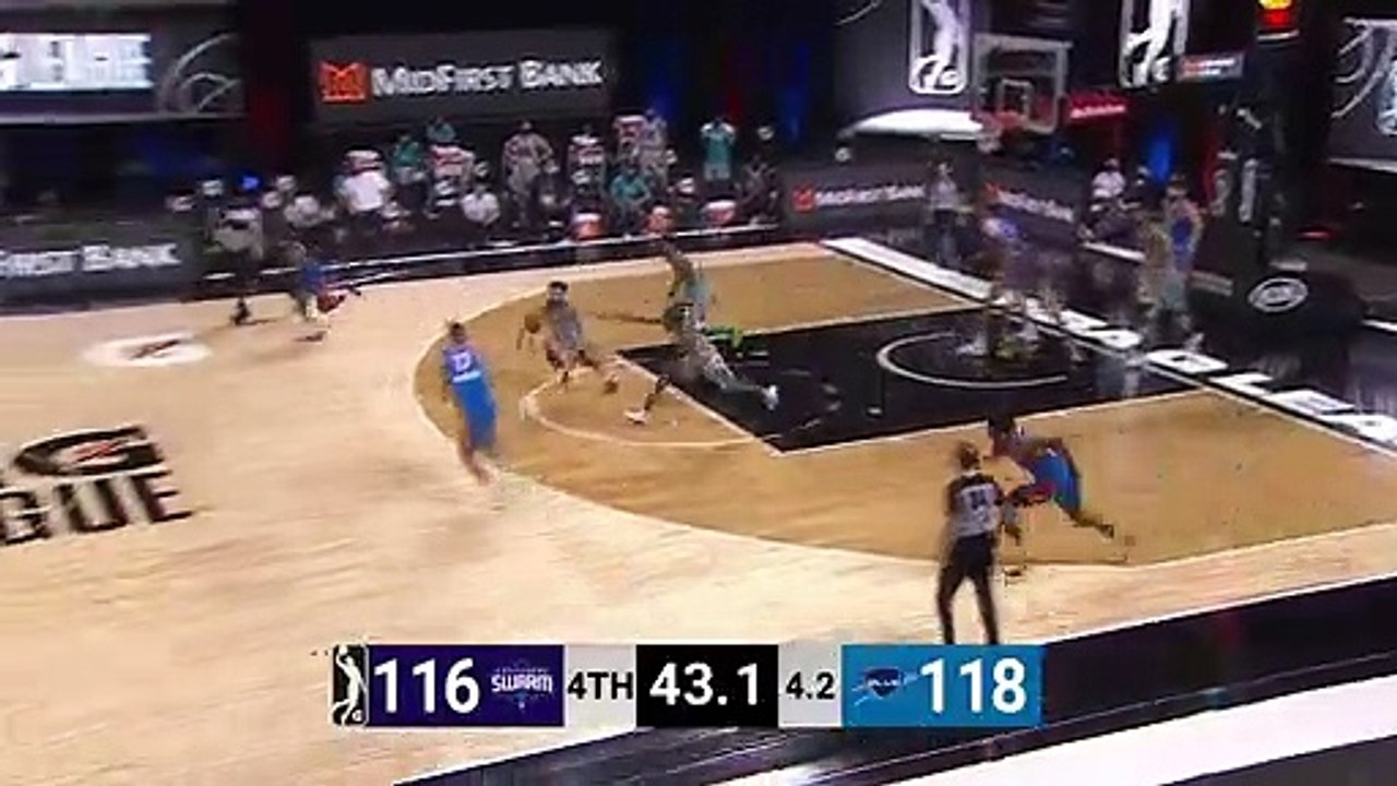 Nick Richards gets up for the big rejection