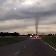 La impresionante columna de mosquitos en forma de tornado que apareció en una ruta camino a Pinamar