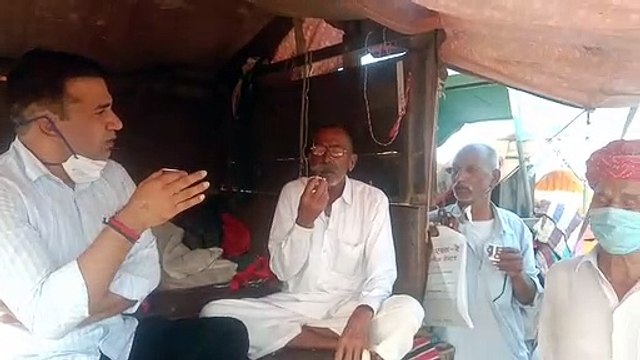 नागौर कलक्टर सोनी पहुंचे मेले में, ट्रॉली में बैठकर पी किसान के हाथ की चाय