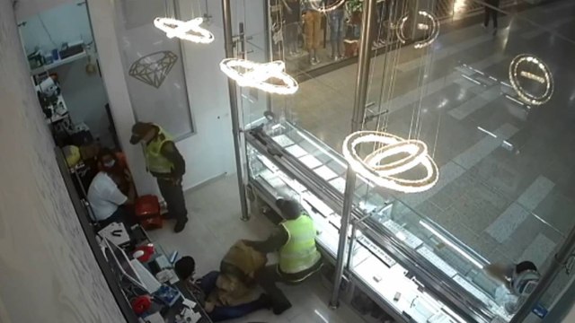 Vestidos de policías, delincuentes robaron una joyería en Barranquilla