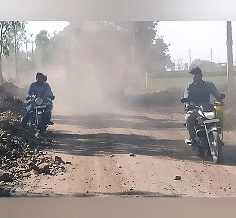 सड़क पर उड़ती धूल से परेशान बेरछा के लोग, सीएम हेल्पलाइन पर शिकायत