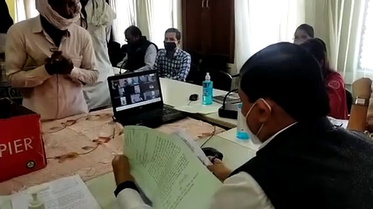 शाजापुर कलेक्टर दिनेश जैन का नवाचार दूरदराज से आए आवेदकों की समस्या के लिए अधिकारियों को जोड़ा ऑनलाइन