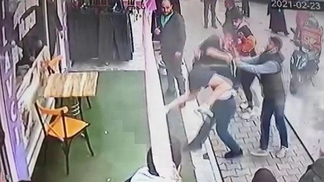 Pendik’te sokak ortasında yumruklu kavgası kamerada