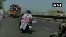 Video: पेट्रोल की बढ़ती कीमतों के विरोध में ममता बनर्जी ने कार छोड़ इलेक्ट्रिक स्कूटर की सवारी की