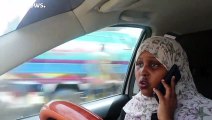 شاهد: شابة صومالية تتحدي المفاهيم الذكورية بعملها كسائقة سيارة أجرة في مقديشو