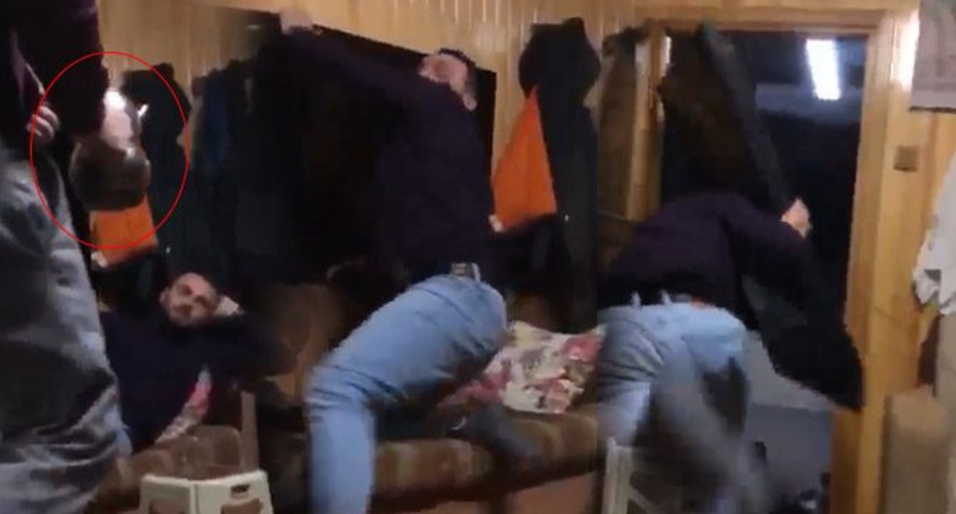 Demlik şakası yapan kuzenini plazma televizyonla kovaladı