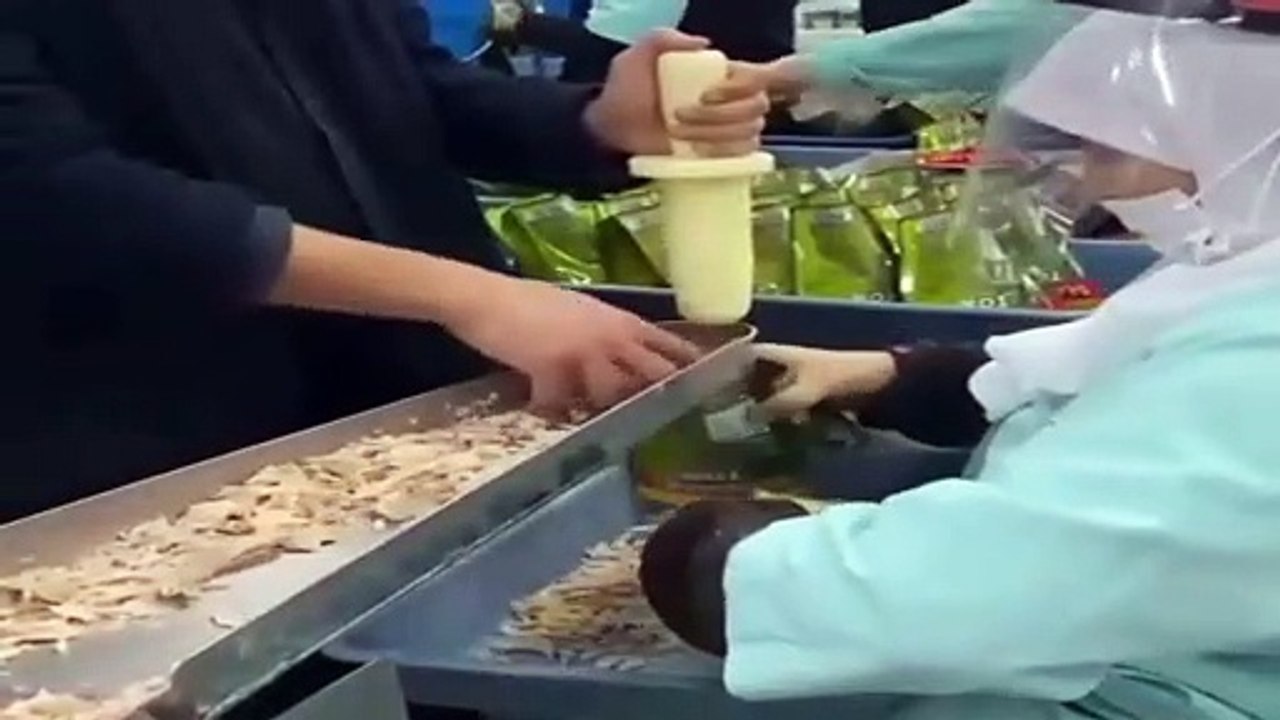 Görüntüler infial yaratmıştı! Yeni tartışma: Eldiven kullanılır mı?