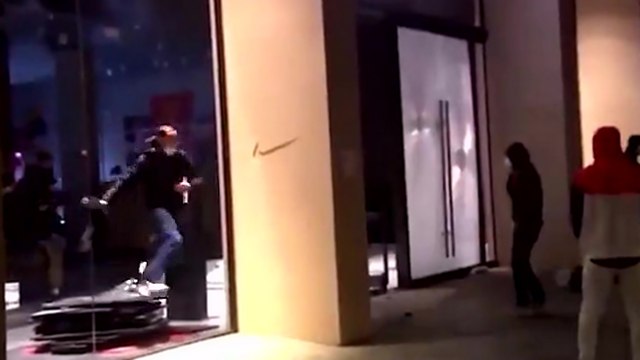 Un casseur prend la mauvaise sortie