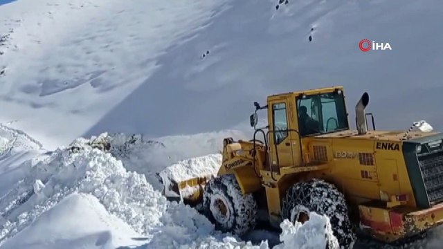 Batman’da kar yağışı nedeniyle ulaşıma kapanan köy yolları ulaşıma açıldı