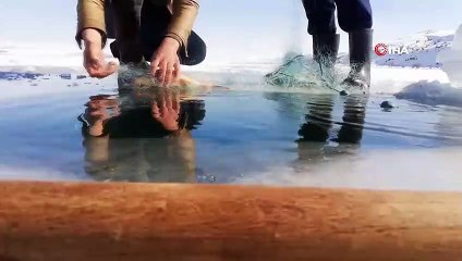 Donan Nazik Gölü’nde eskimo usulü balık avı