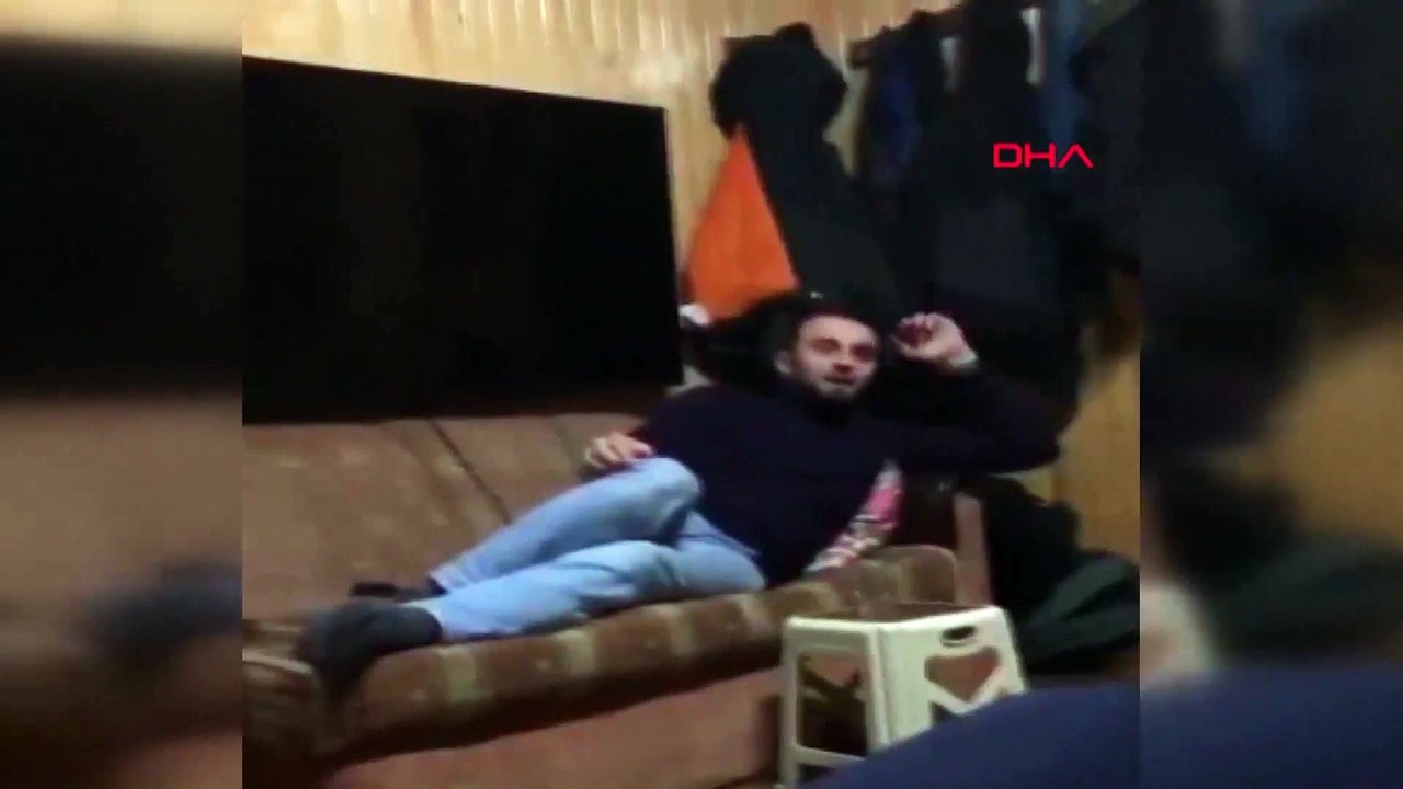 Demlik şakası yapan kuzenini televizyonla kovaladı
