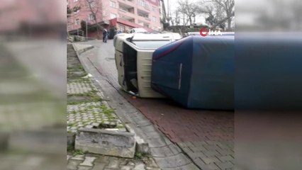 Yokuşta virajı alamayan kamyonet devrildi