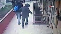 Güvenlik kamerasını gören hırsızlar binaya geri geri girdi