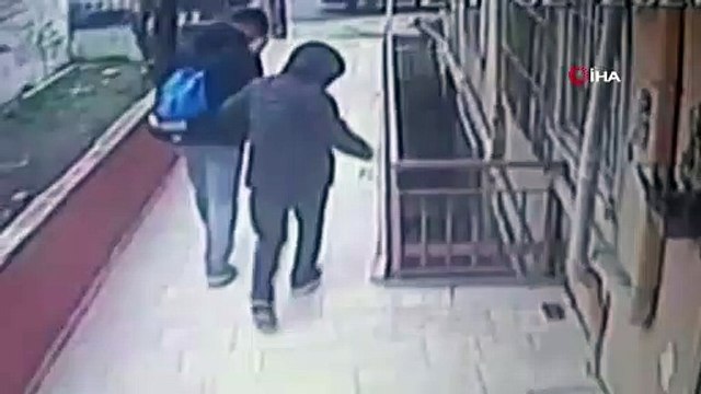 Güvenlik kamerasını gören hırsızlar binaya geri geri girdi