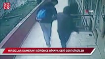 Güvenlik kamerasını gören hırsızlar binaya geri geri girdi