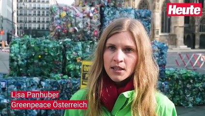 Greenpeace errichtet 3-Meter-Berg aus Plastikflaschen