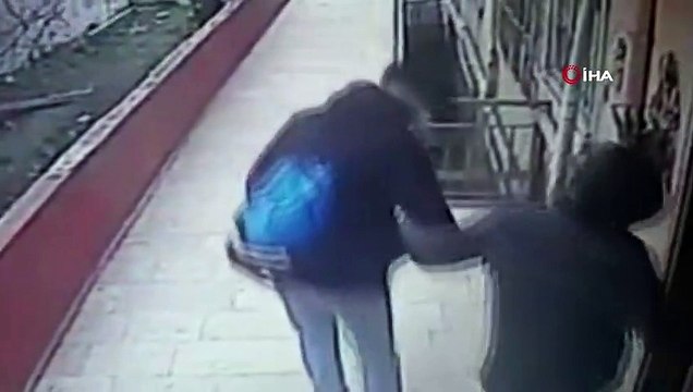 Hırsızlardan şaşırtan yöntem...Güvenlik kamerasını gören hırsızlar binaya geri geri girdi