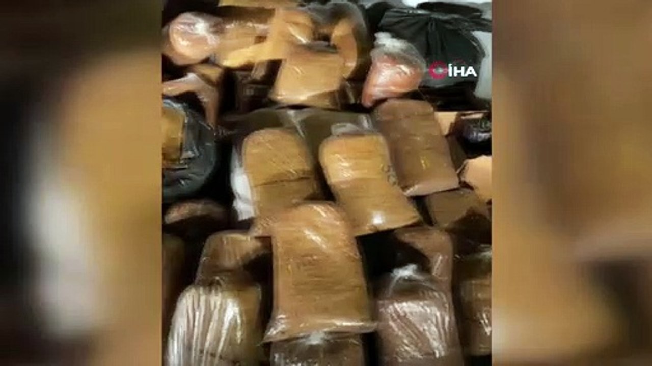 Fatih’te kaçak tütün operasyonu: Yüzlerce kilo tütün ele geçirildi