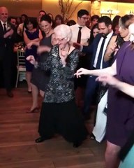 Le déhanché de Shirley Goodman (97 ans) lors d'un mariage