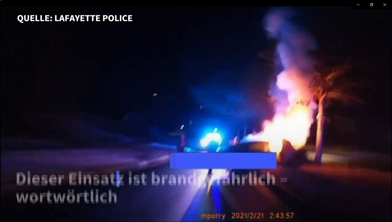US-Polizisten retten zwei Menschen aus brennendem Auto