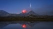 Par pur hasard, un photographe amateur a capturé le passage d'une météorite pendant une éruption volcanique