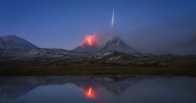 Par pur hasard, un photographe amateur a capturé le passage d'une météorite pendant une éruption volcanique