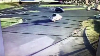 Vídeo mostra colisão seguida de capotamento no Trevo Carelli