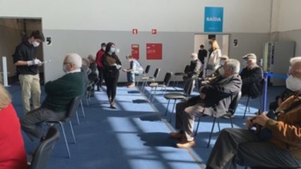 Cuarenta minutos para vacunar: Portugal acelera con miedo a más atrasos