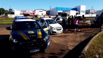 Fiesta tomba após acidente de trânsito na marginal da BR-277, perto do Trevo Carelli