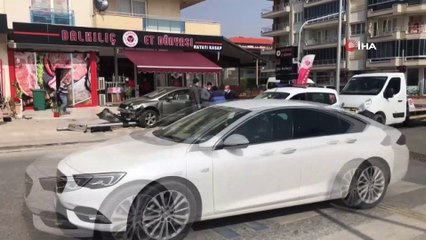 Kadın sürücü fren yerine gaza bastı, 3 kişiye çarptı... O anlar kamerada