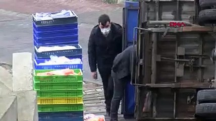 Kağıthane'de yokuştan kayan kamyonet devrildi o anlar kamerada