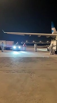 Llegan más vacunas en el vuelo de Aerolíneas Argentinas: así se cargaban las 904.000 dosis de Sinopharm en el aeropuerto de Beijing