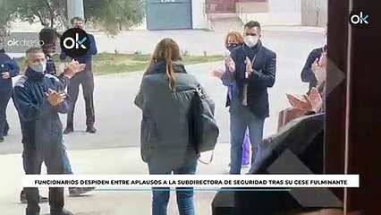 Los funcionarios de la cárcel de Villena despiden entre aplausos a la Subdirectora de Seguridad tras su cese fulminante