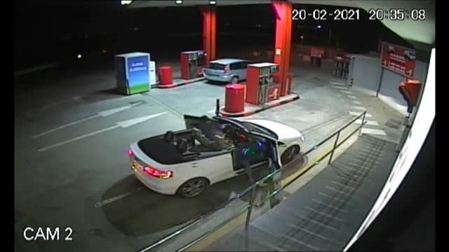 Atracan dos gasolineras con un descapotable