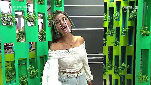 Sandra nos mostró diseños de trajes y accesorios hechos con papel