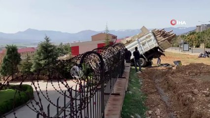 Freni boşalan kamyon istinat duvarına daldı