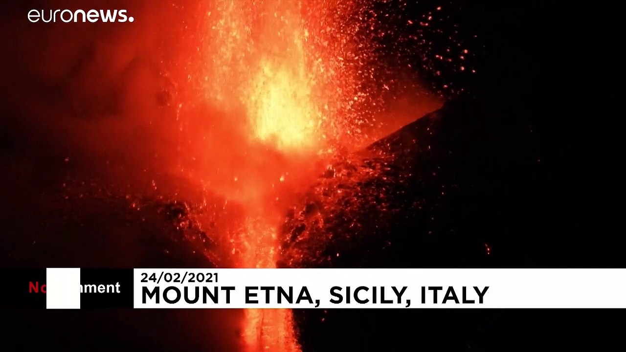 L'Etna rischiara le notti siciliane