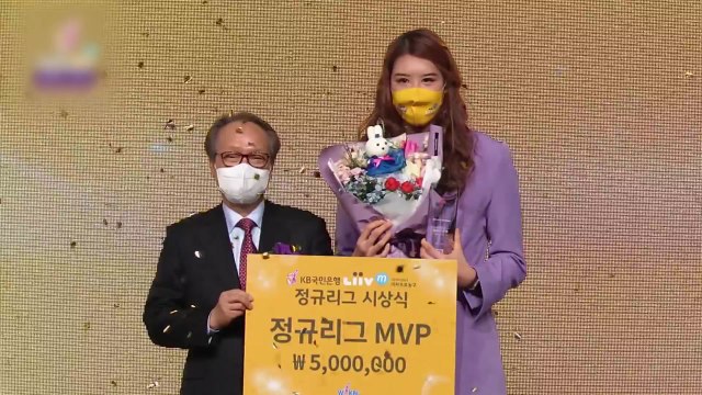 여자농구 정규리그 MVP에 KB 박지수...역대 최초 7관왕 / YTN