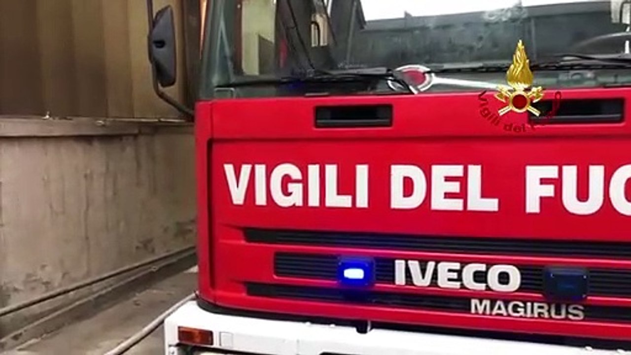 Napoli - Incendio in deposito nella zona industriale (25.02.21)