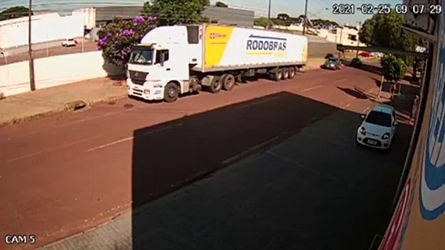 Câmera de monitoramento: Por estarem com as mesmas roupas, suspeitos de crime foram detidos por crime de furto