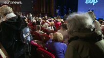 Vaccini: a Madrid gli anziani vaccinati sono tornati finalmente a teatro