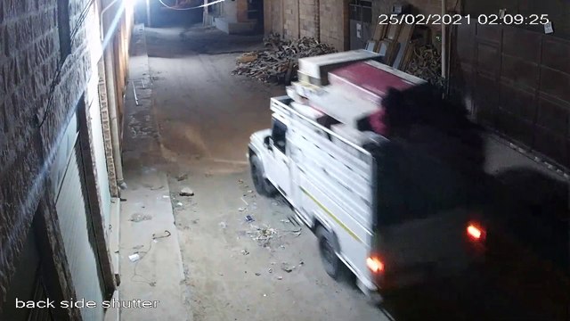 इलेक्ट्रोनिक गोदाम से लाखों की एलइडी व हजारों रुपए चोरी