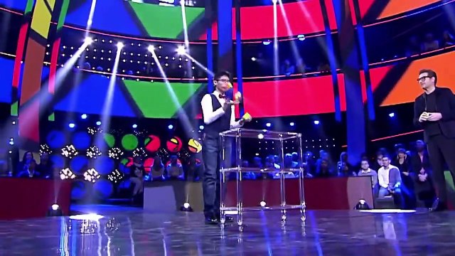 Il résout 3 Rubik's cubes en même temps en les jonglant