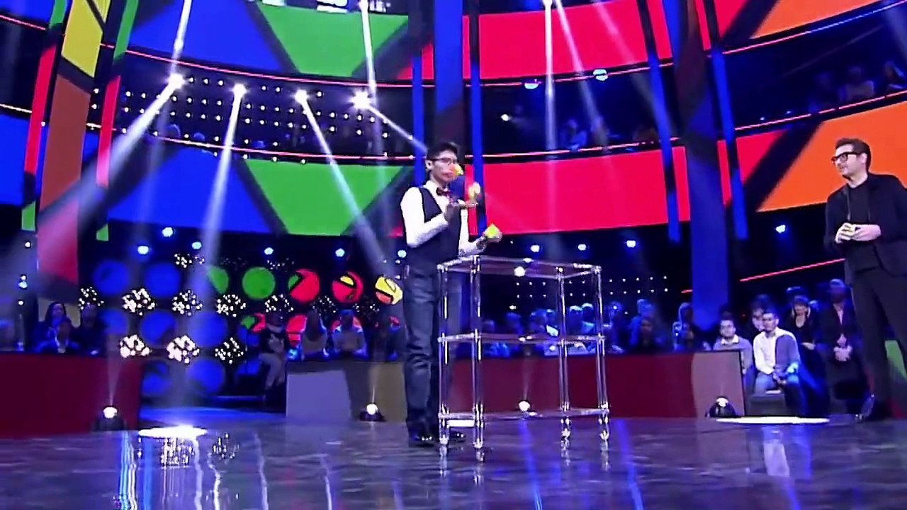 Il résout 3 Rubik's cubes en même temps en les jonglant