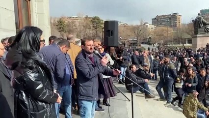 Több ezren tiltakoznak az örmény miniszterelnök mellett