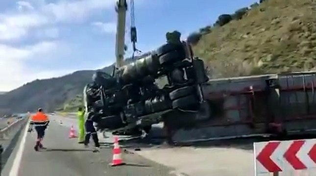 Une grue tente de redresser un camion accidenté... Trop lourd
