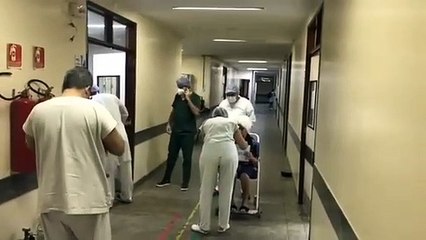 Vencedores: casal de idosos vencem a covid-19 e deixam a unidade juntos