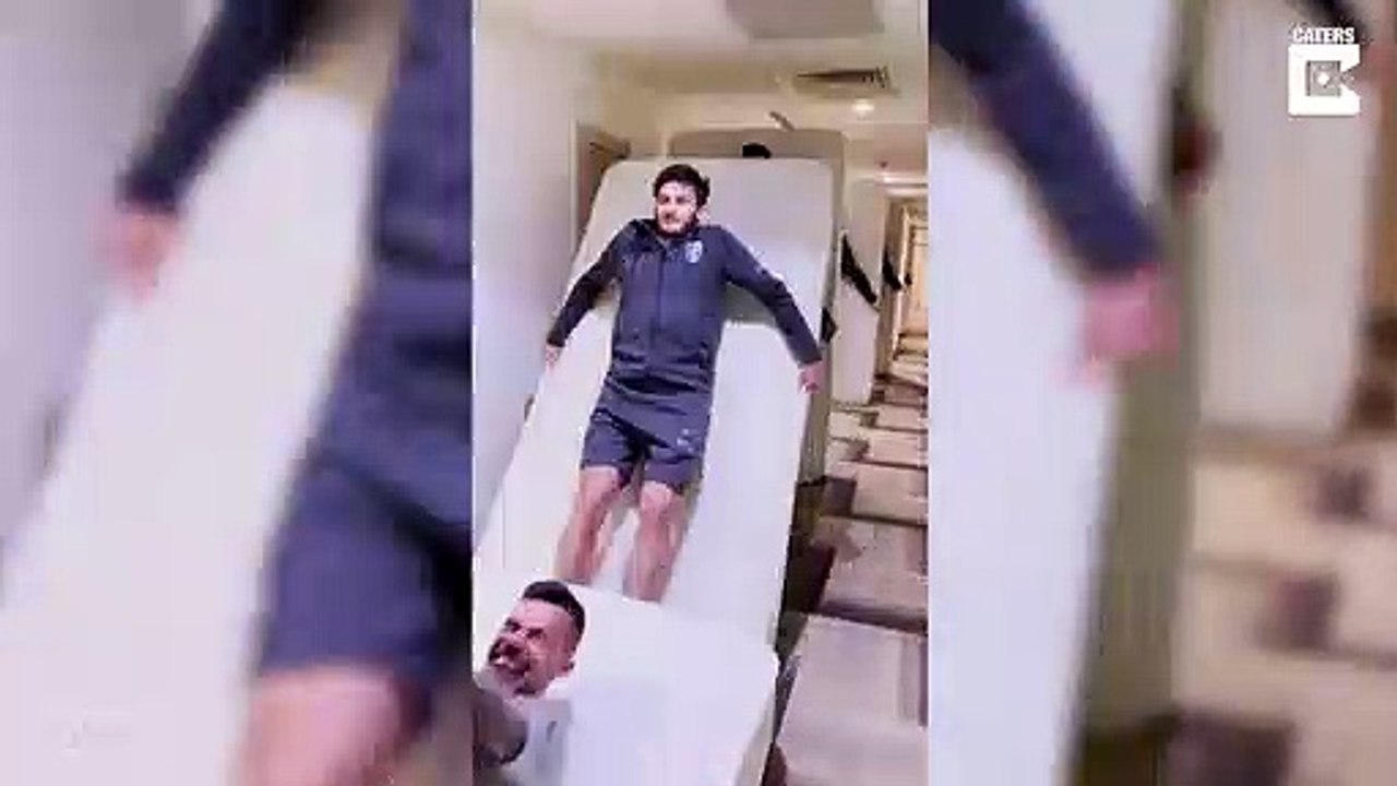 Une équipe de Football fait un parcours de domino géant