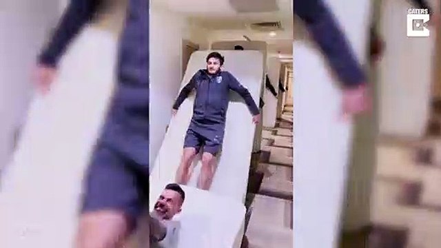 Une équipe de Football fait un parcours de domino géant